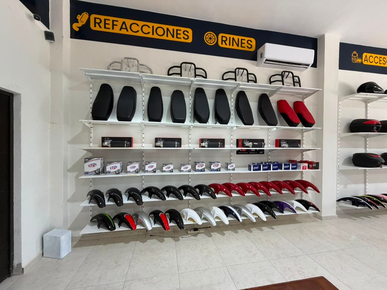 Refacciones y accesorios exhibidos en RM
