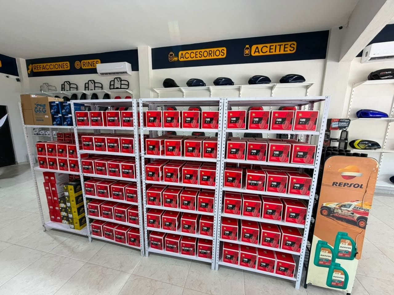Exhibición de refacciones en RM Refacciones Motos